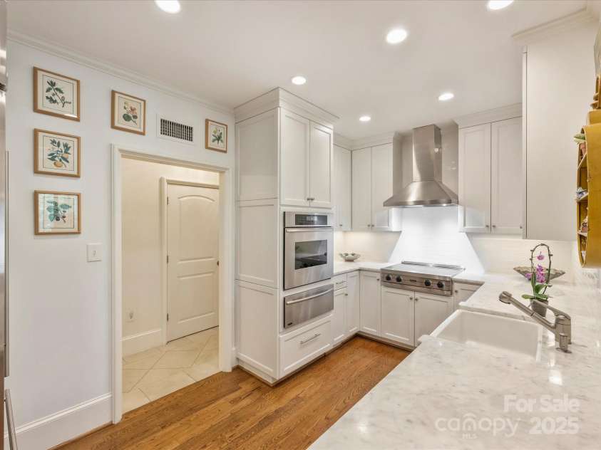 916 Cherokee Road, Charlotte, NC 28207.  MLS# CAR4248499, YatesRealty ID 16908. Kitchen