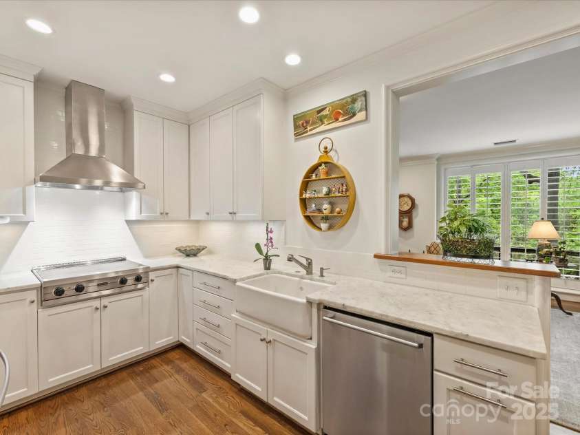 916 Cherokee Road, Charlotte, NC 28207.  MLS# CAR4248499, YatesRealty ID 16908. Kitchen