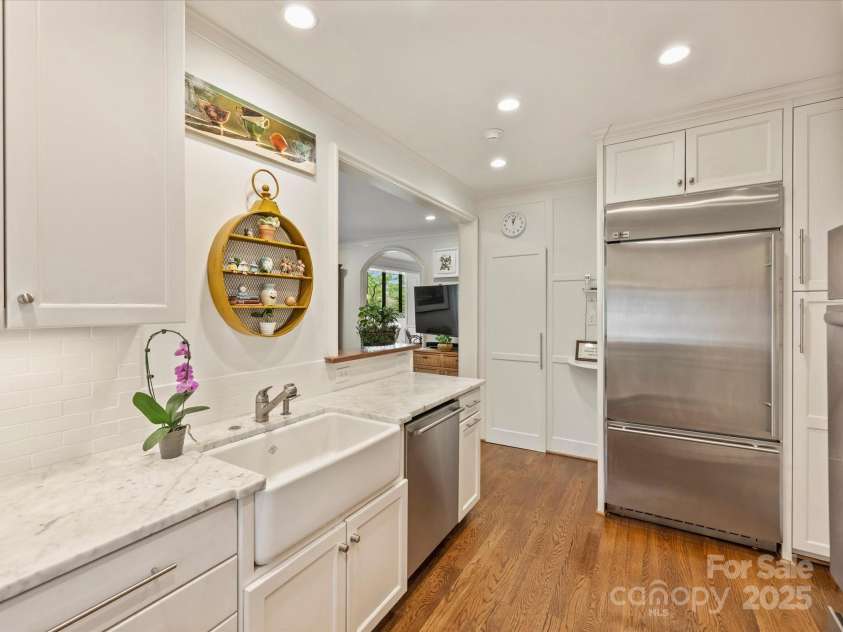 916 Cherokee Road, Charlotte, NC 28207.  MLS# CAR4248499, YatesRealty ID 16908. Kitchen