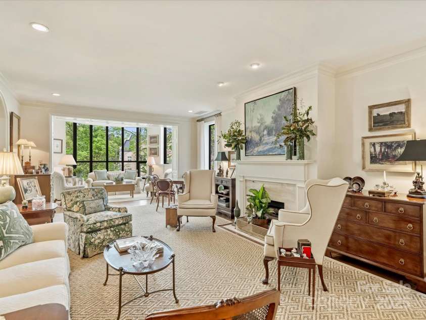 916 Cherokee Road, Charlotte, NC 28207.  MLS# CAR4248499, YatesRealty ID 16908. Living Room