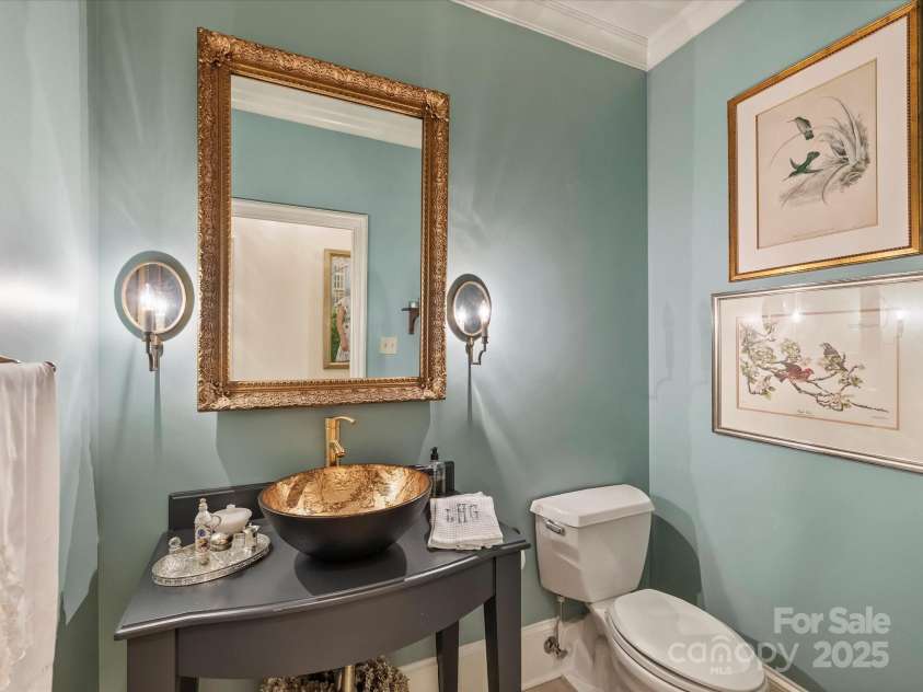 916 Cherokee Road, Charlotte, NC 28207.  MLS# CAR4248499, YatesRealty ID 16908. Powder Room