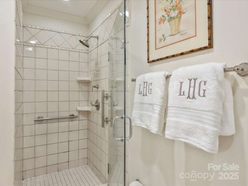 916 Cherokee Road, Charlotte, NC 28207.  MLS# CAR4248499, YatesRealty ID 16908. Primary Bathroom