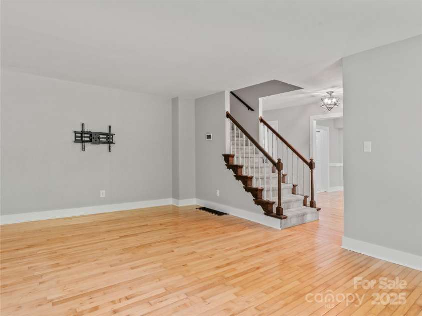 2 Glenwood Circle, Arden, NC 28704.  MLS# CAR4254841, YatesRealty ID 16909. 
