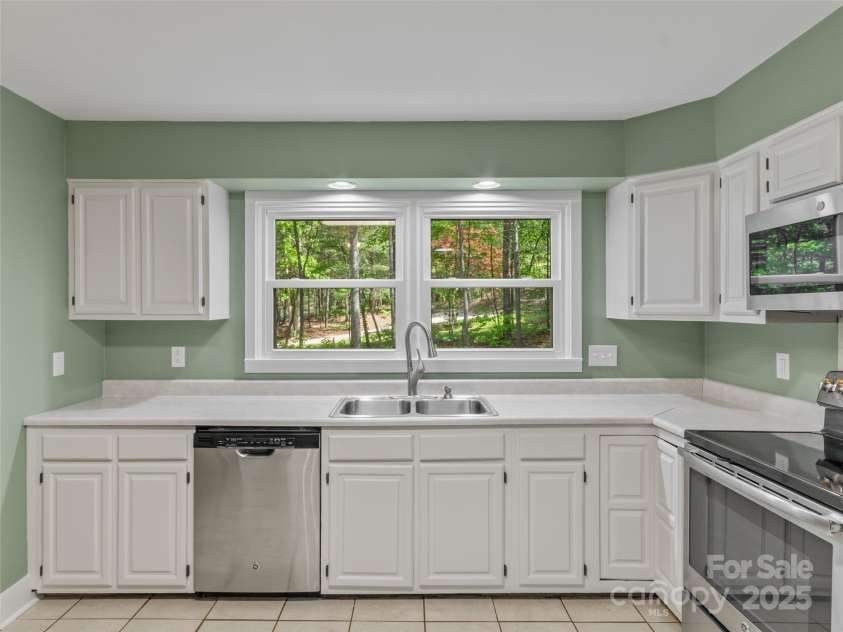 2 Glenwood Circle, Arden, NC 28704.  MLS# CAR4254841, YatesRealty ID 16909. 