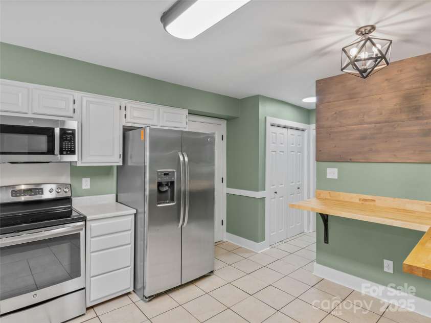 2 Glenwood Circle, Arden, NC 28704.  MLS# CAR4254841, YatesRealty ID 16909. 