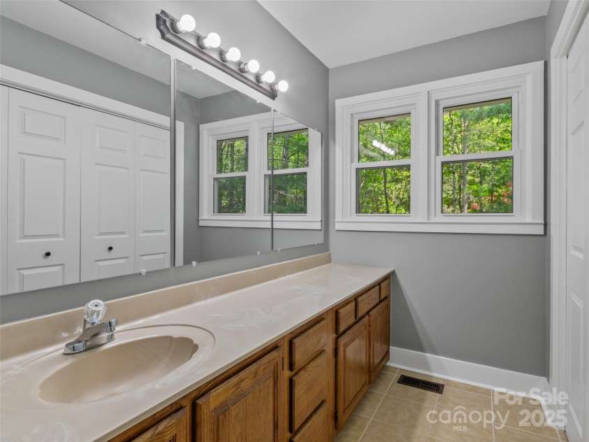 2 Glenwood Circle, Arden, NC 28704.  MLS# CAR4254841, YatesRealty ID 16909. 