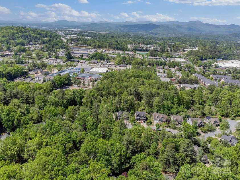 2 Glenwood Circle, Arden, NC 28704.  MLS# CAR4254841, YatesRealty ID 16909. 