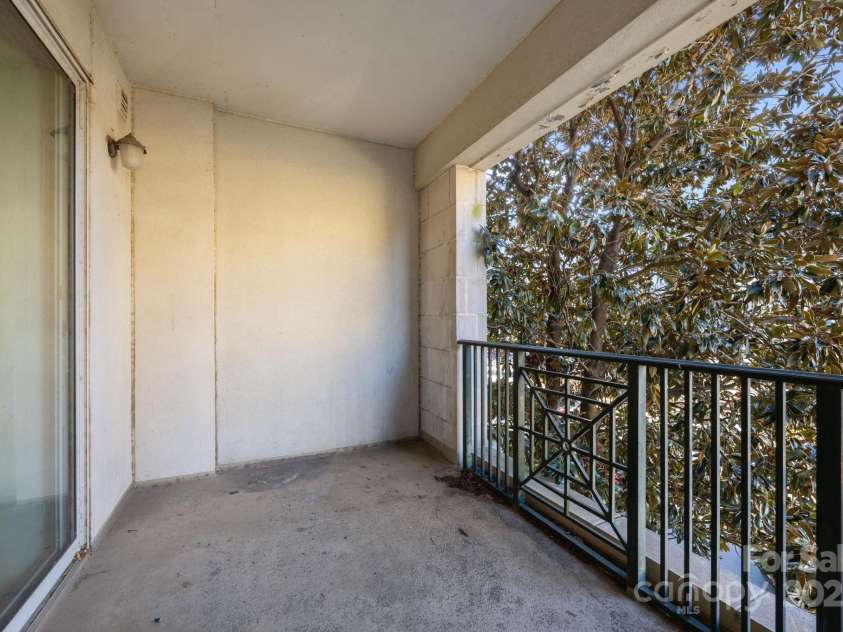 300 Fifth Street, Charlotte, NC 28202.  MLS# CAR4330446, YatesRealty ID 1691. Balcony