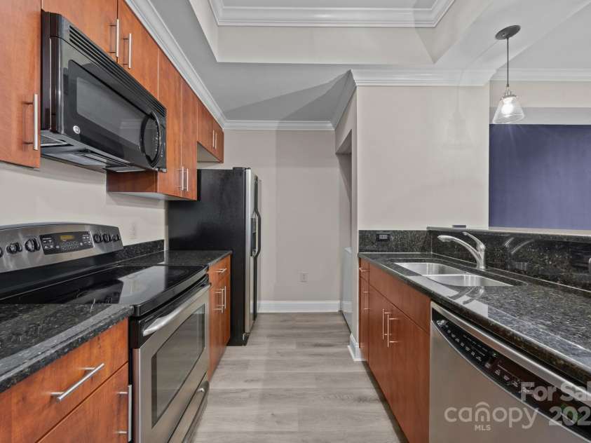 300 Fifth Street, Charlotte, NC 28202.  MLS# CAR4330446, YatesRealty ID 1691. Kitchen
