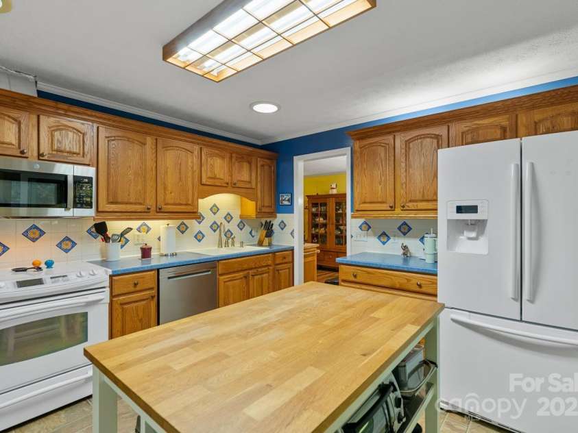 230 Turtle Lane, Hendersonville, NC 28791.  MLS# CAR4260398, YatesRealty ID 16912. Kitchen