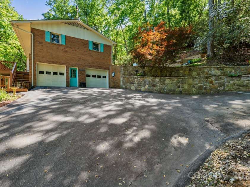 230 Turtle Lane, Hendersonville, NC 28791.  MLS# CAR4260398, YatesRealty ID 16912. Large driveway with parking
