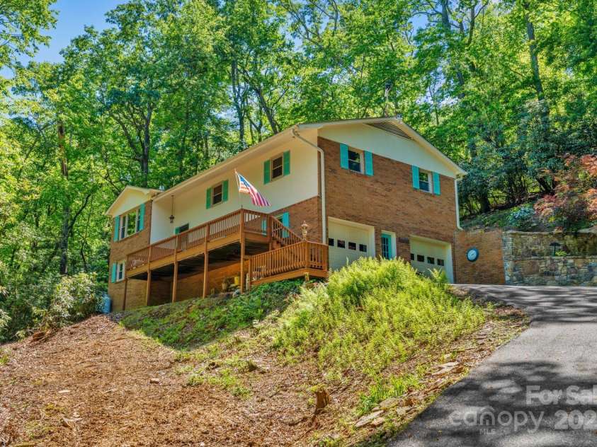 230 Turtle Lane, Hendersonville, NC 28791.  MLS# CAR4260398, YatesRealty ID 16912. Steps to front entrance