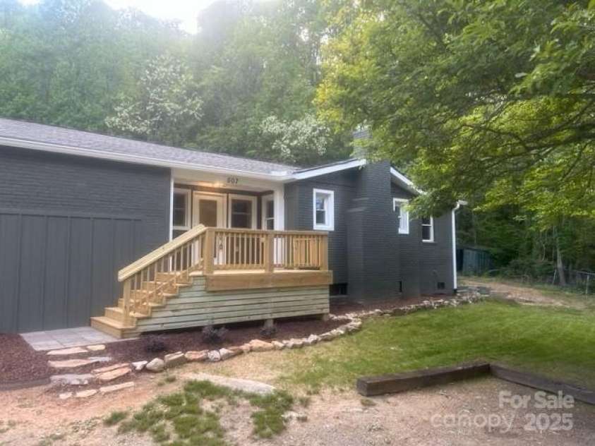 507 North Fork Road, Black Mountain, NC 28711.  MLS# CAR4243467, YatesRealty ID 16913. 