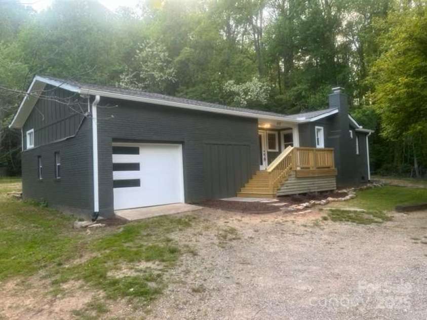 507 North Fork Road, Black Mountain, NC 28711.  MLS# CAR4243467, YatesRealty ID 16913. 