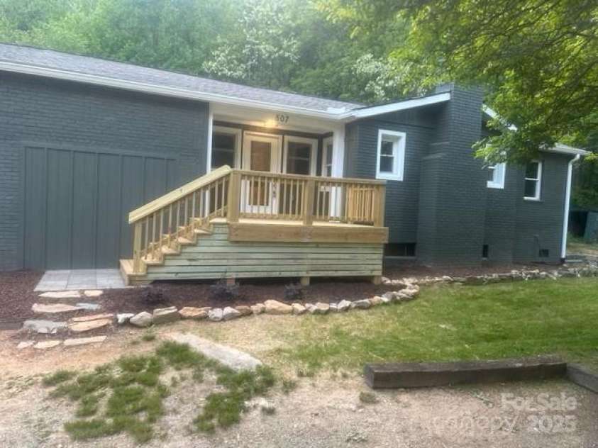 507 North Fork Road, Black Mountain, NC 28711.  MLS# CAR4243467, YatesRealty ID 16913. 