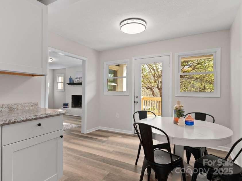 507 North Fork Road, Black Mountain, NC 28711.  MLS# CAR4243467, YatesRealty ID 16913. Eat in Kitchen