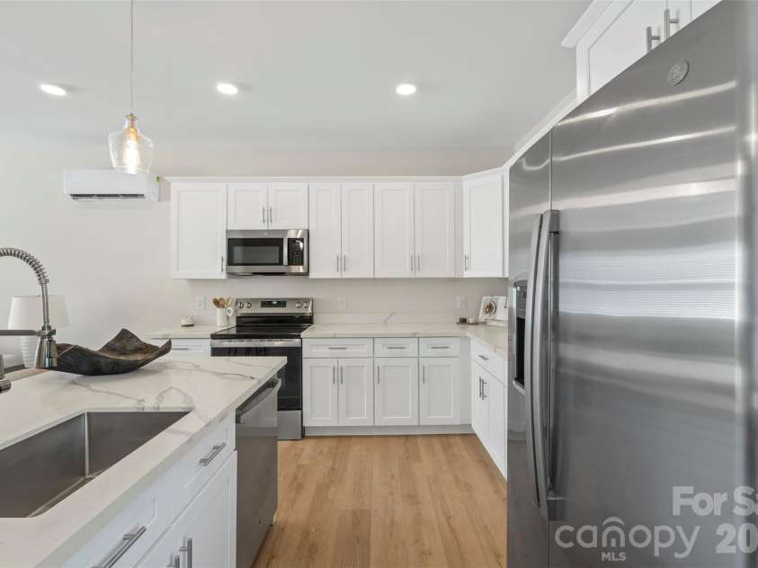 1113 Wonder Way, Charlotte, NC 28208.  MLS# CAR4334952, YatesRealty ID 16914. 