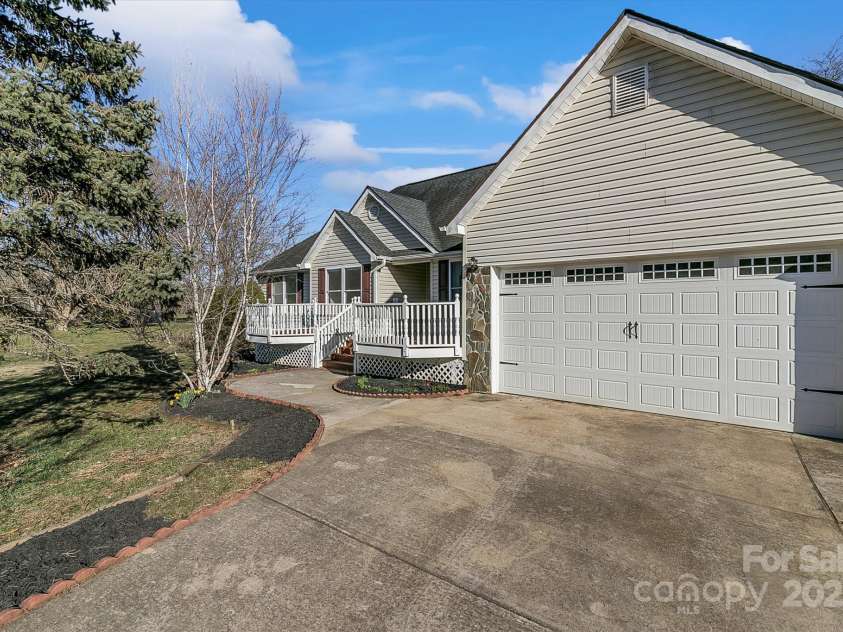 10 Lavender Lane, Candler, NC 28715.  MLS# CAR4232092, YatesRealty ID 16915. 
