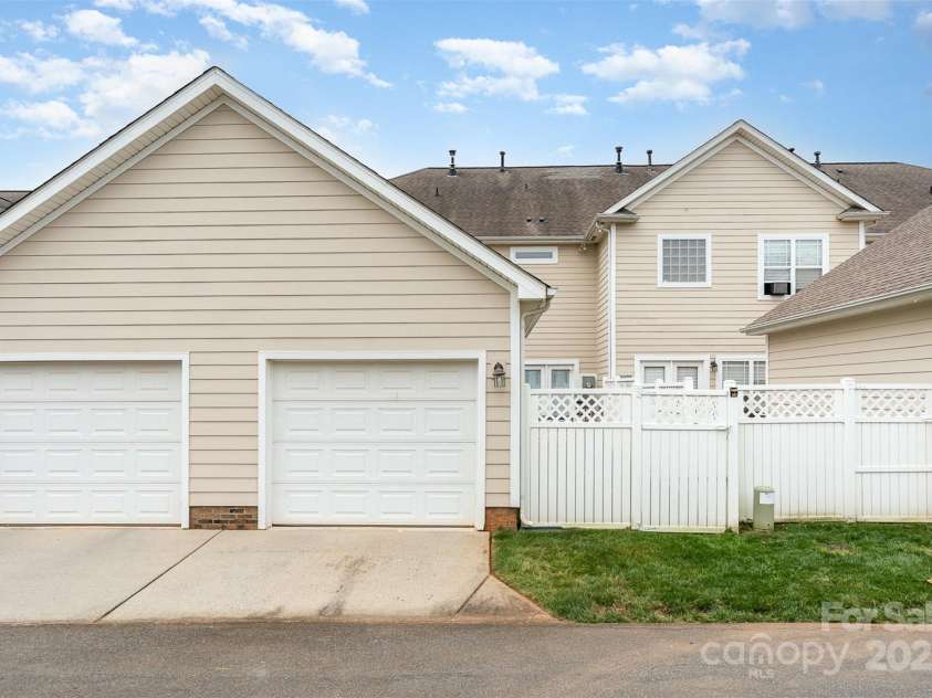 2324 Bonterra Boulevard, Indian Trail, NC 28079.  MLS# CAR4259817, YatesRealty ID 16917. 1 car garage