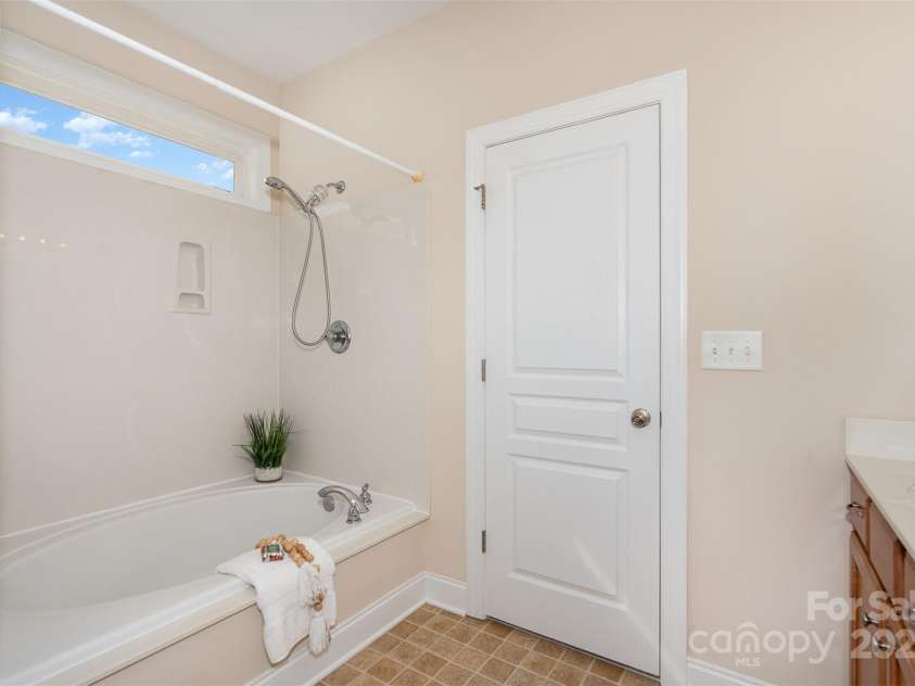 2324 Bonterra Boulevard, Indian Trail, NC 28079.  MLS# CAR4259817, YatesRealty ID 16917. Primary Bath