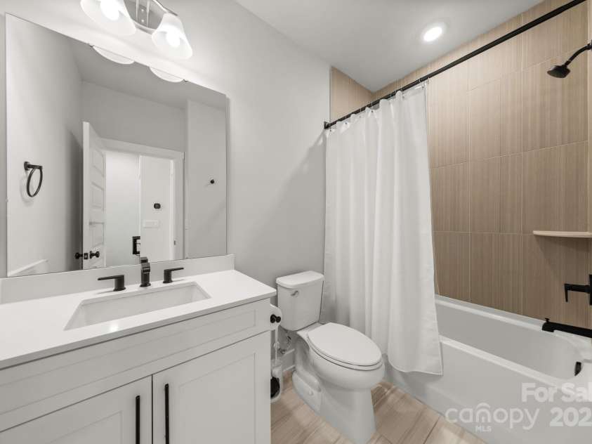 4011 Tundra Road, Charlotte, NC 28203.  MLS# CAR4257904, YatesRealty ID 16920. Full Bath 3 (Upper level)