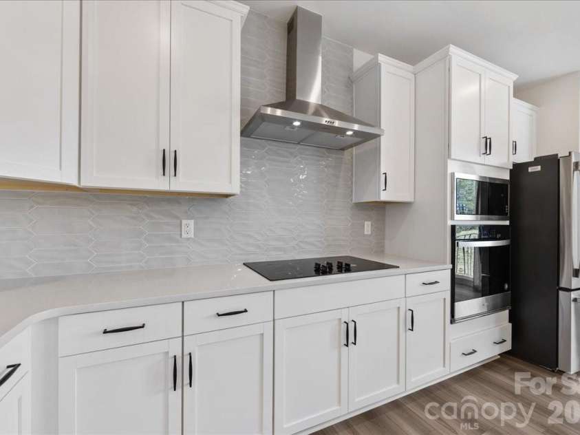 647 District Court, Fort Mill, SC 29708.  MLS# CAR4346046, YatesRealty ID 16922. Upgraded tile backsplash and hood 