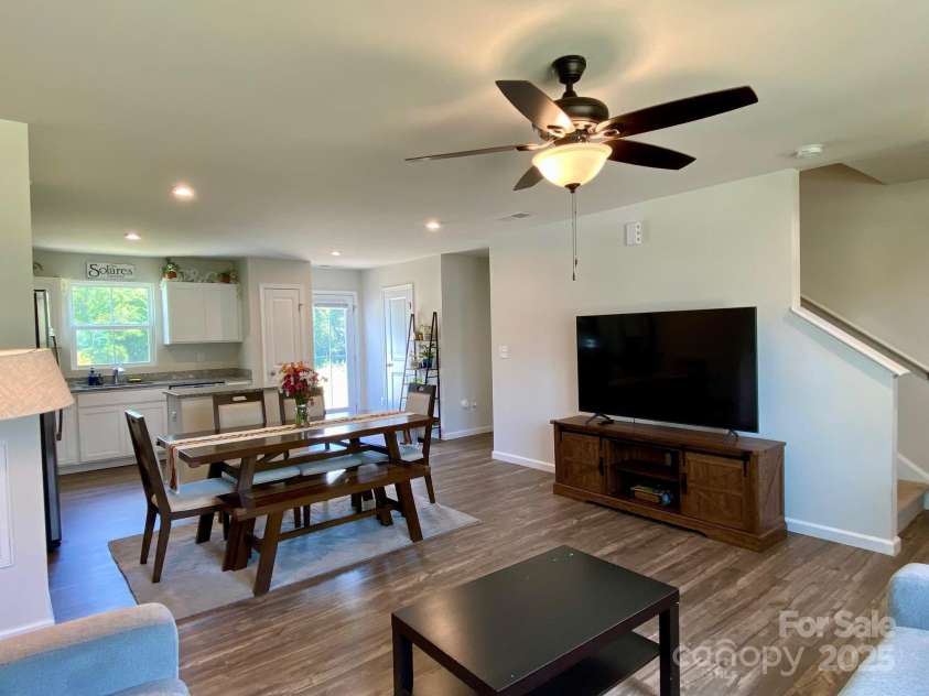 3113 Bouquet Street, Charlotte, NC 28215.  MLS# CAR4261587, YatesRealty ID 16926. Family Room