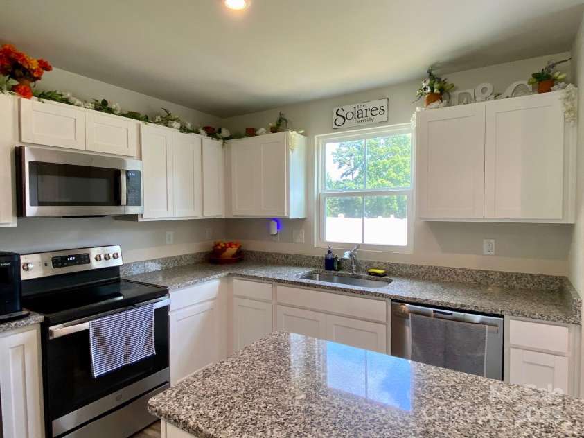 3113 Bouquet Street, Charlotte, NC 28215.  MLS# CAR4261587, YatesRealty ID 16926. Granite Countertops