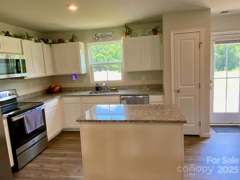 3113 Bouquet Street, Charlotte, NC 28215.  MLS# CAR4261587, YatesRealty ID 16926. Kitchen