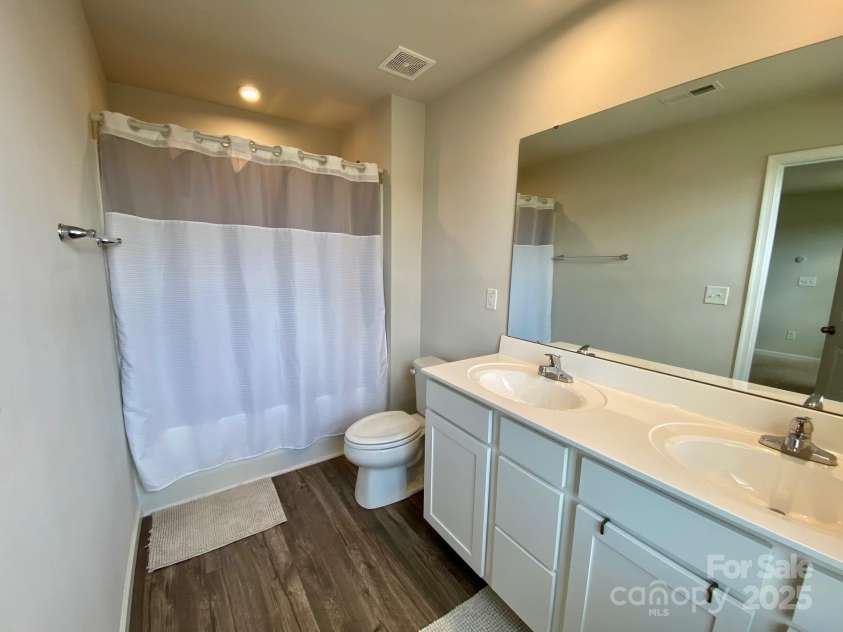 3113 Bouquet Street, Charlotte, NC 28215.  MLS# CAR4261587, YatesRealty ID 16926. Primary Bathroom