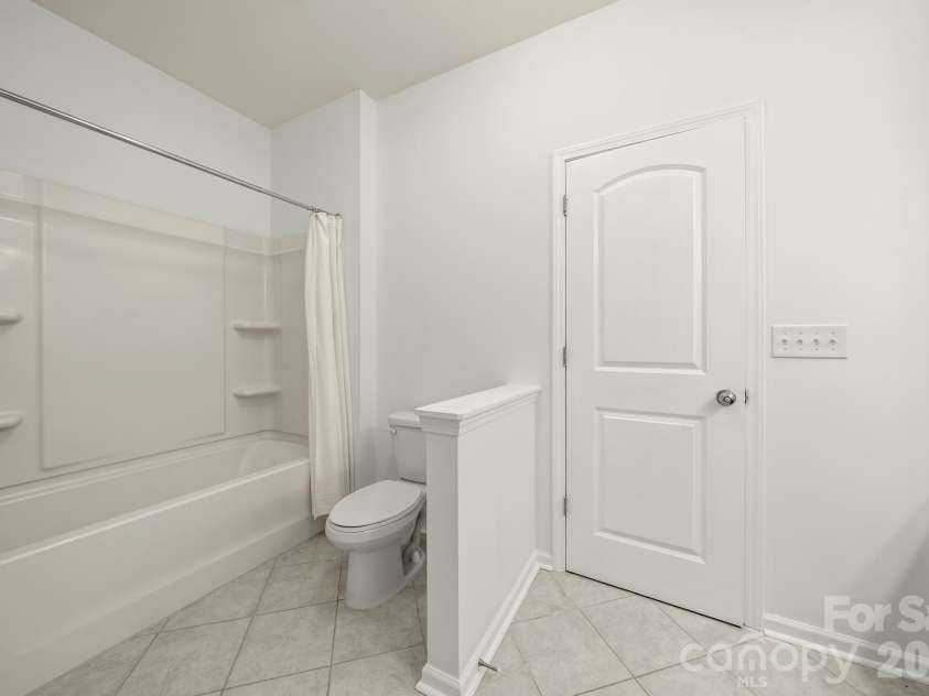 9409 Tradewinds Court, Lancaster, SC 29720.  MLS# CAR4333162, YatesRealty ID 16929. Full Bathroom