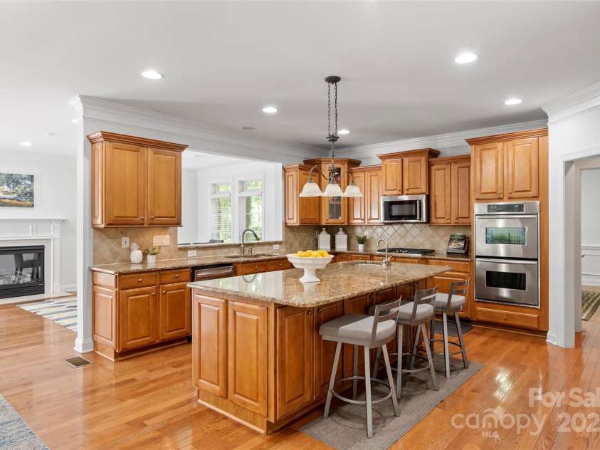 8719 Fairview Road, Charlotte, NC 28226.  MLS# CAR4237074, YatesRealty ID 16932. 