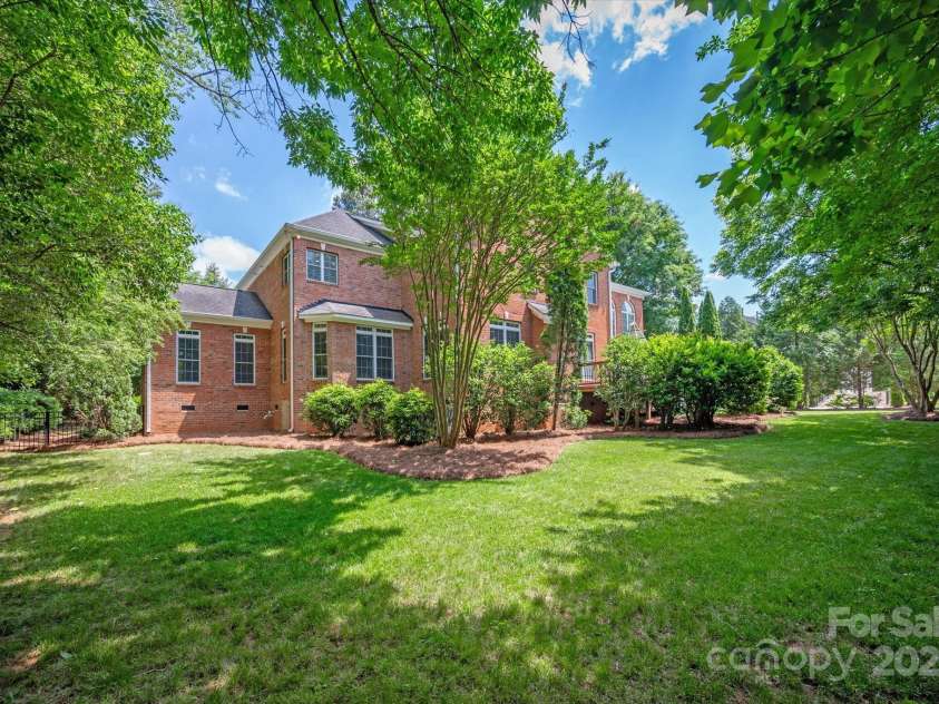 8719 Fairview Road, Charlotte, NC 28226.  MLS# CAR4237074, YatesRealty ID 16932. 