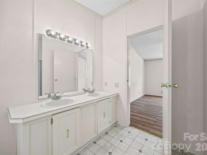 953 Bollinger Pond Drive, Clover, SC 29710.  MLS# CAR4285498, YatesRealty ID 16932. 
