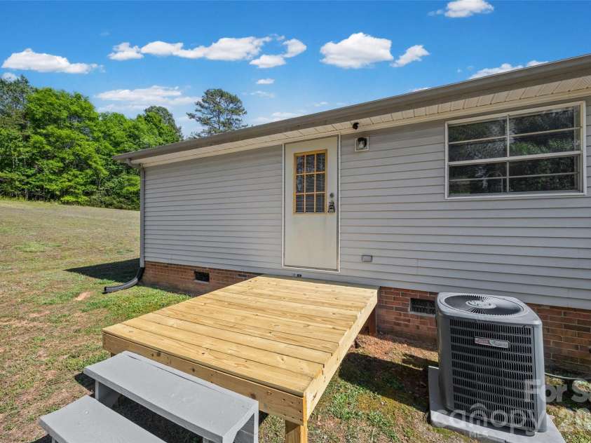 953 Bollinger Pond Drive, Clover, SC 29710.  MLS# CAR4285498, YatesRealty ID 16932. 