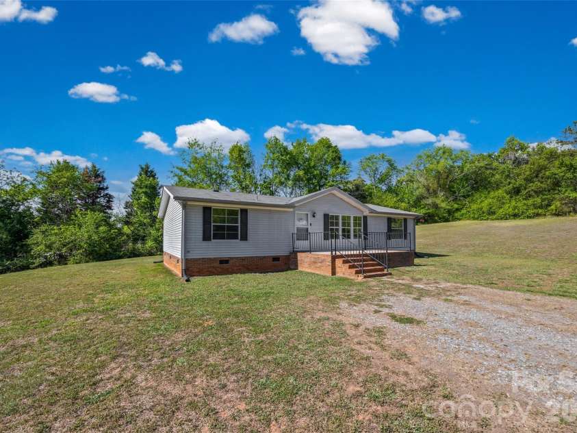 953 Bollinger Pond Drive, Clover, SC 29710.  MLS# CAR4285498, YatesRealty ID 16932. 