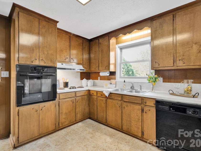 1411 Maiden Road, Maiden, NC 28650.  MLS# CAR4365271, YatesRealty ID 16933. Kitchen