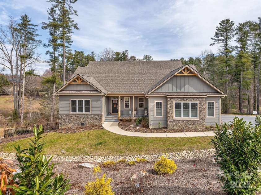 91 Beaumont Drive, Hendersonville, NC 28739.  MLS# CAR4206853, YatesRealty ID 16933. 