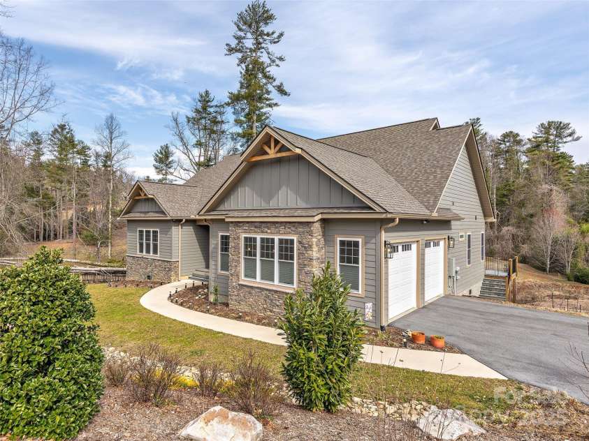 91 Beaumont Drive, Hendersonville, NC 28739.  MLS# CAR4206853, YatesRealty ID 16933. 