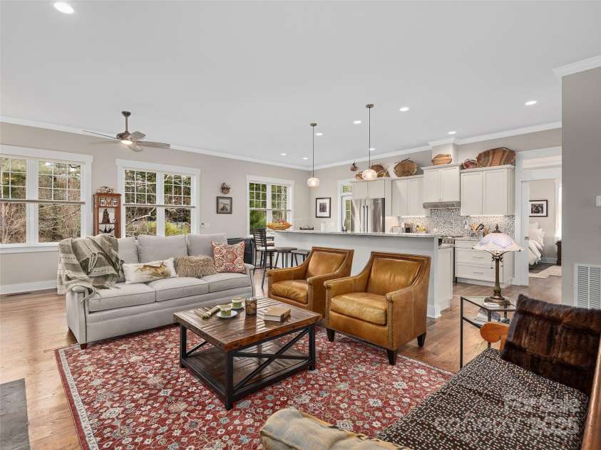 91 Beaumont Drive, Hendersonville, NC 28739.  MLS# CAR4206853, YatesRealty ID 16933. 