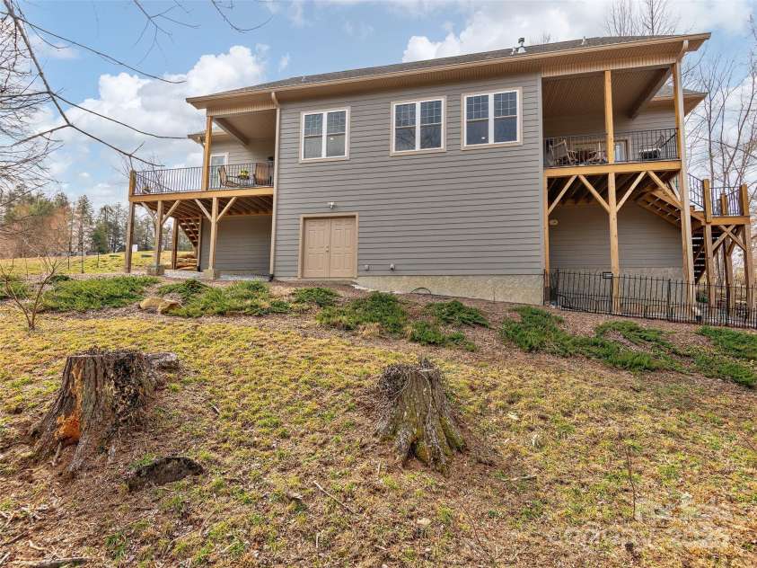 91 Beaumont Drive, Hendersonville, NC 28739.  MLS# CAR4206853, YatesRealty ID 16933. 