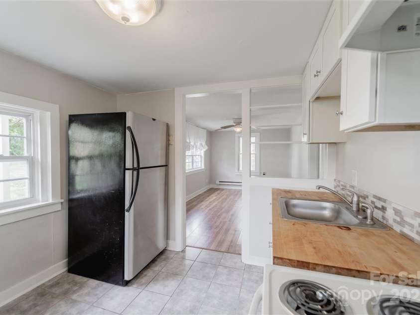 13 Park Lane Avenue, Asheville, NC 28806.  MLS# CAR4262670, YatesRealty ID 16934. 