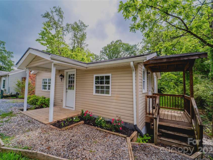 13 Park Lane Avenue, Asheville, NC 28806.  MLS# CAR4262670, YatesRealty ID 16934. 