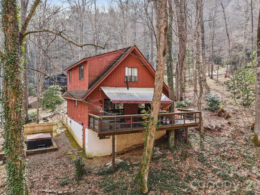 33 Fernbrook Road, Maggie Valley, NC 28751.  MLS# CAR4355332, YatesRealty ID 16934. 