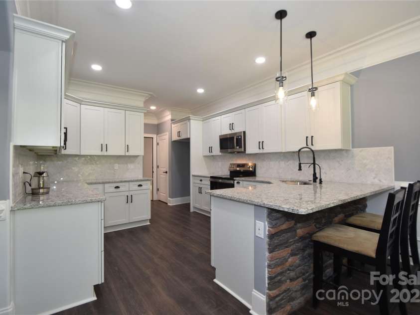 6519 Pargo Road, Charlotte, NC 28216.  MLS# CAR4246671, YatesRealty ID 16937. Exquisite Kitchen!!