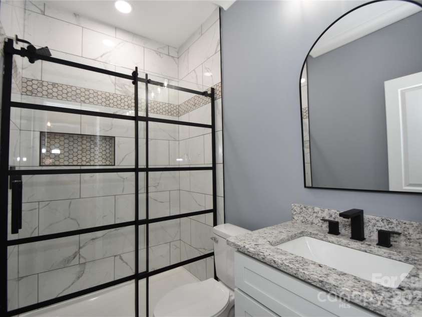 6519 Pargo Road, Charlotte, NC 28216.  MLS# CAR4246671, YatesRealty ID 16937. Full Bath on Main Level.