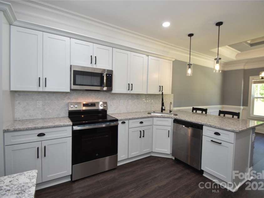 6519 Pargo Road, Charlotte, NC 28216.  MLS# CAR4246671, YatesRealty ID 16937. Kitchen / Dining