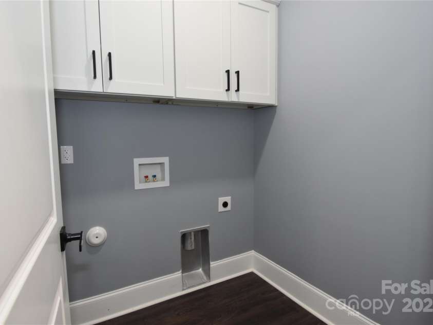 6519 Pargo Road, Charlotte, NC 28216.  MLS# CAR4246671, YatesRealty ID 16937. Laundry Room off Kitchen