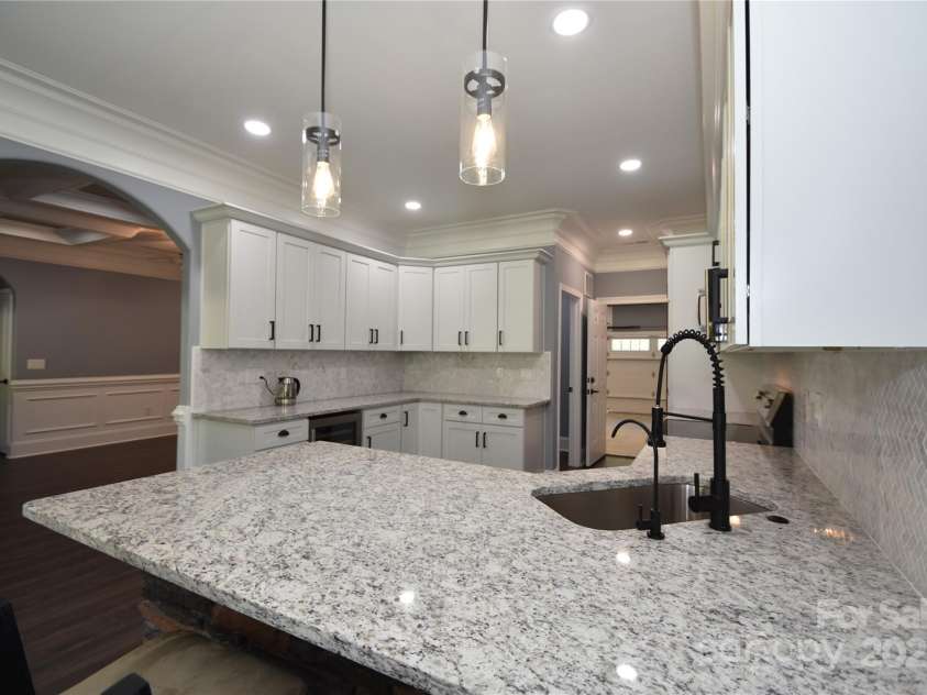 6519 Pargo Road, Charlotte, NC 28216.  MLS# CAR4246671, YatesRealty ID 16937. Light and bright Kitchen!
