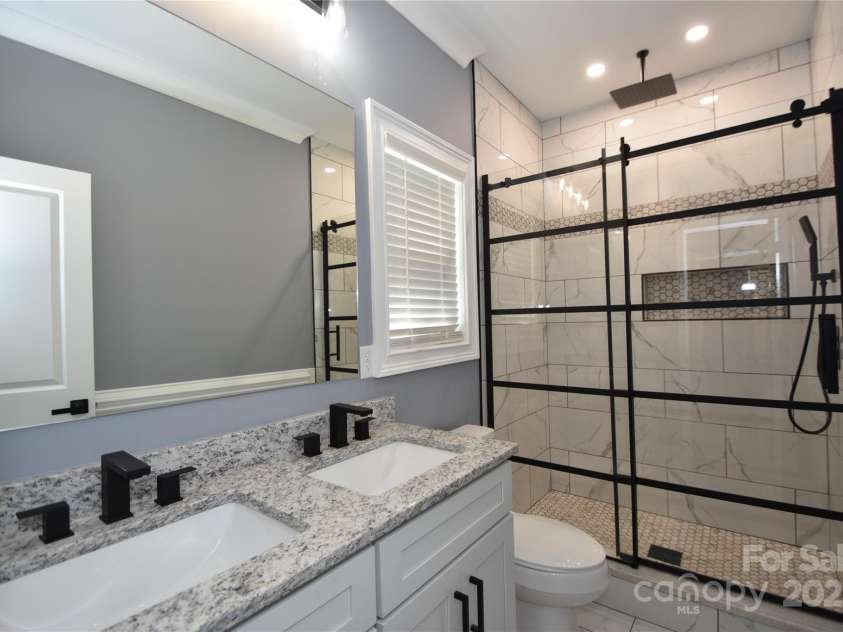 6519 Pargo Road, Charlotte, NC 28216.  MLS# CAR4246671, YatesRealty ID 16937. Primary Bathroom on Main level.